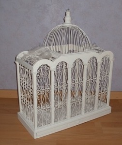 Cage blanche ouvragée en bois et en métal pour recevoir les lettres de vos convives.