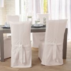 Housse de chaise blanche en tissus assise molletonnée, double couture. Nœud à l'arrière .