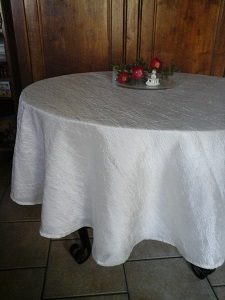 Nappe ronde de 1.80m en taffetas de couleur ivoire satinée qui accroche la lumière