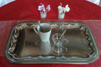 Tasse Plateau: La tasse à thé ou à café blanche en porcelaine avec anse de 300 ml, La tasse à café en verre de 120ml avec anse en métal et le Plateau en métal argenté 53cm x 33cm Profondeur 2 cm