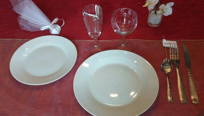 Formule de Base en porcelaine blanche: 1 assiette plate et ronde de 23cm / 24cm+ 1 assiette à dessert + 1 verre à vin+ 1 flûte à champagne+ 1 fourchette + 1 couteau + 1 petite cuillère