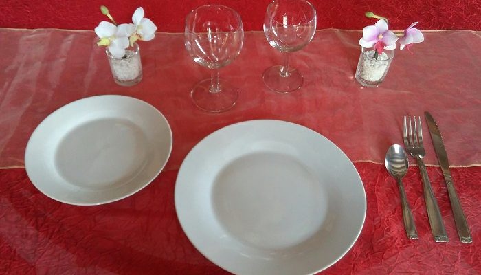 Formule de Base Plus en porcelaine blanche:1 assiette plate et ronde de 23cm /24cm+ 1 assiette à dessert + 1 verre à vin + 1 verre à eau+ 1 fourchette + 1 couteau + 1 petite cuillère